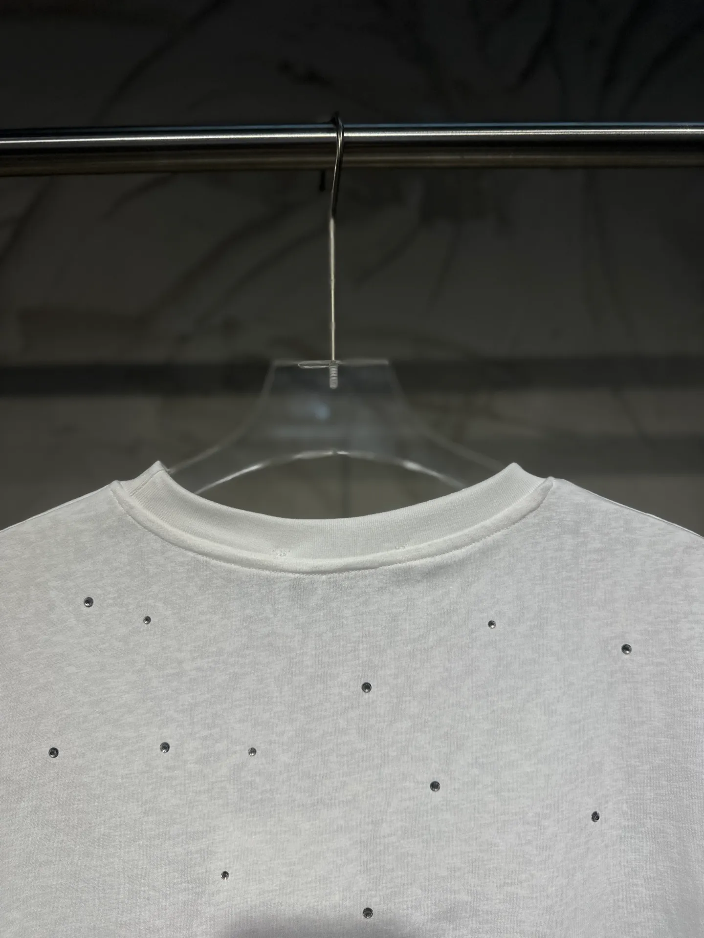 Acne Studios New Arrival North America Limited Laser Silver Silver Series Long Sleeve Hot Diamond T-Shirt Acne Studios Highest Edition Long Sleeve Series Long Sleeve T-shirt is one that you can’t help but love. The long-sleeved T os version is not picky. The snowflake cotton fabric feels soft and smooth and is not easy to wash. The fabric has been treated so it is stronger than the Quality counter. It can be used as sun protection clothing in summer. The same fabric as the original version is relatively thin. The feel and count are in place. The fried yellowing effect is cool. The printing effect is also in place. Details are online for comparison. 1 color and four sizes #long-sleeved T-shirt # #acne Color: White Black Size: S M LXL